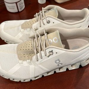 On cloud running shoes Size 8